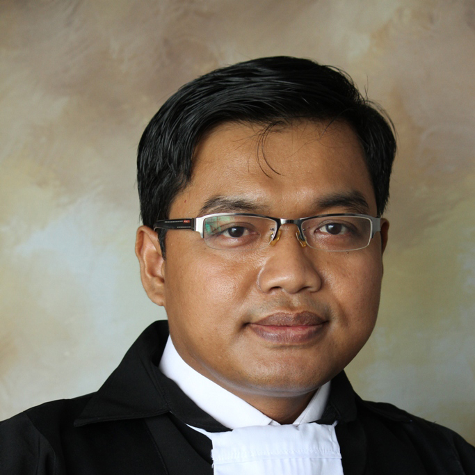 Dr. Nur Hakim, S.H., M.H., C.L.A.